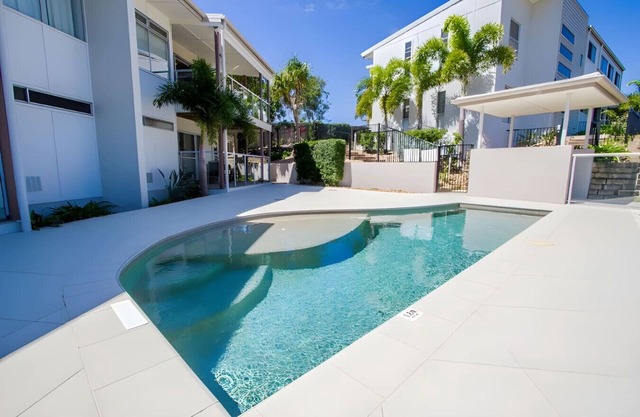 Dolphin Court - 4 BR Apt w/Pool - 5 min to Beach