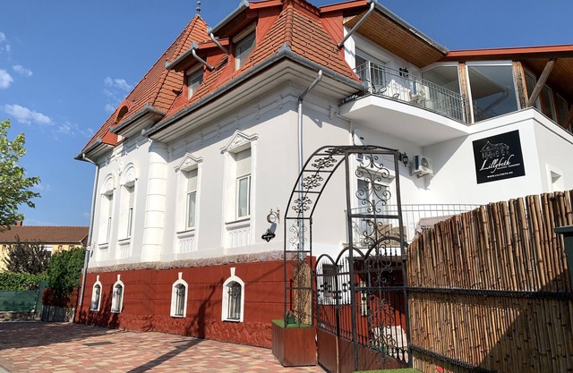 Double bedroom in historical Villa in perfect location