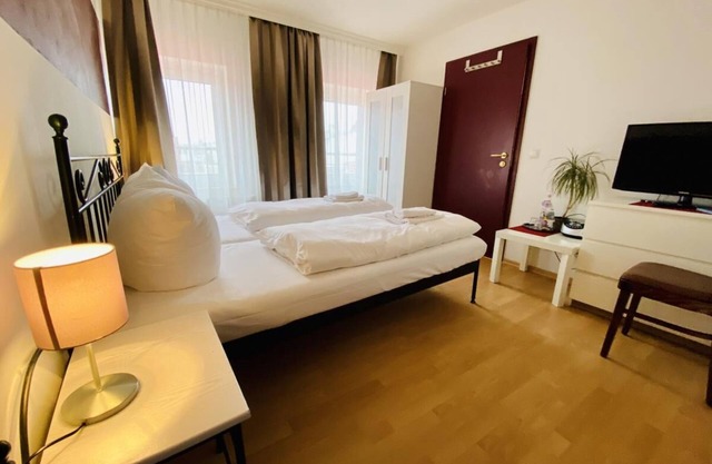 Double room bar, directly on the Alter Strom