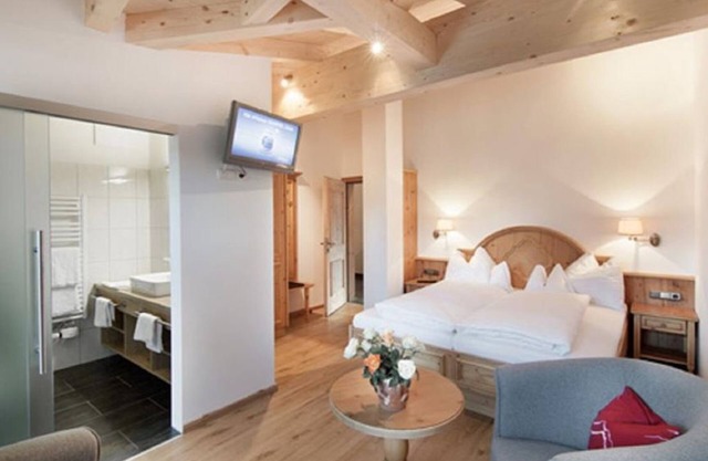 Double room in country house, shower, toilet, balcony - Landhotel Föhrenhof