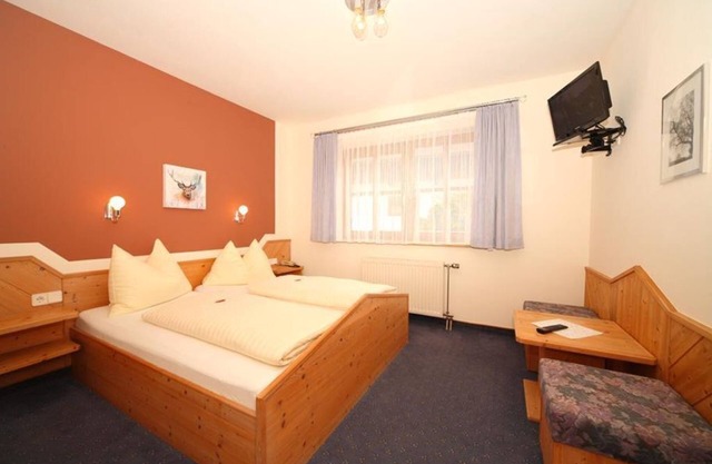 Double room with shower, bath, WC - B&B - Golf- und Skipension Krug