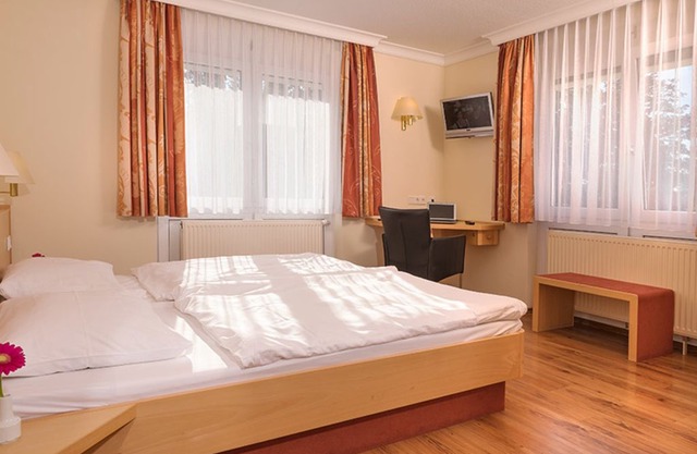 Double room with toilet and shower - Hotel Heuboden