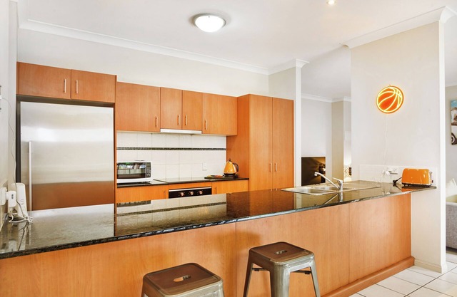 Double Storey 4-bedroom home (6 beds), central location to beach and theme parks