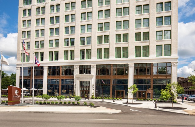 DoubleTree by Hilton Youngstown Downtown