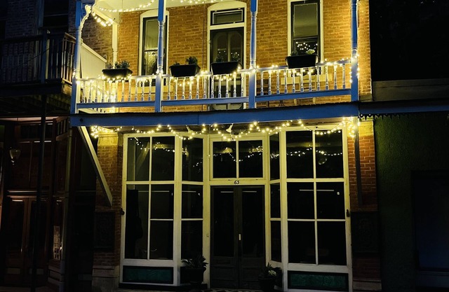 DOWN ON MAIN - a charming historic apartment in the heart of Eureka Springs