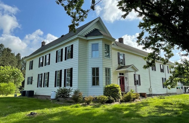 Downings Farmhouse - a Historic 6 Bedroom Home on 3 Acres of Yard and Forest