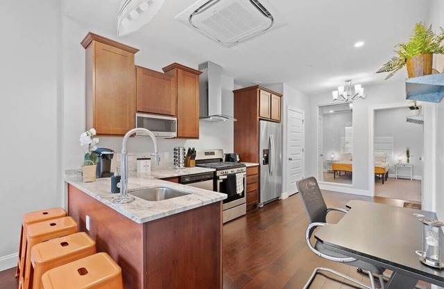 Downtown 1 BR Apartment | Free Parking | Gym