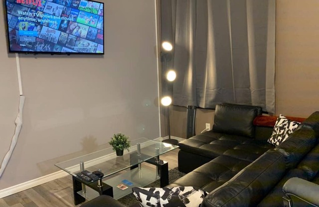 Downtown 2BR Loft with FREE Parking