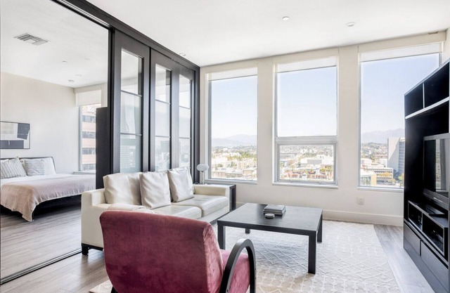 Downtown 2BR w/Pool, Gym & W/D nr Convention Center, by Blueground