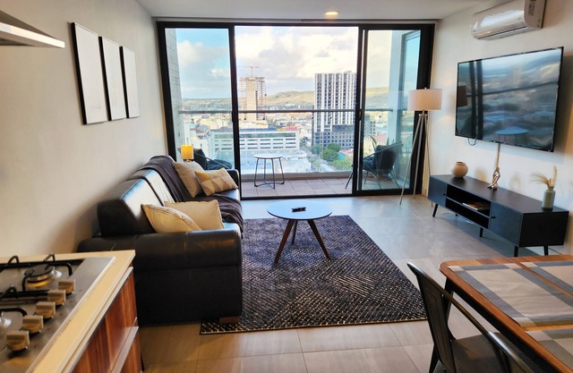 Downtown Apt with Balcony City View, Gym & Lounge