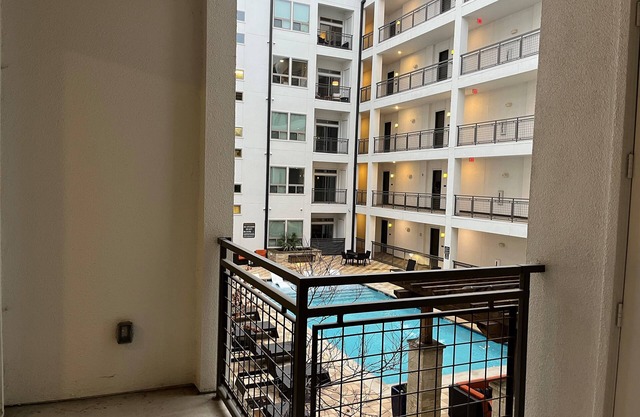 Downtown ATX Summer Getaway! Naturally lit 1BR apt with Pool, Parking, WiFi, Gym