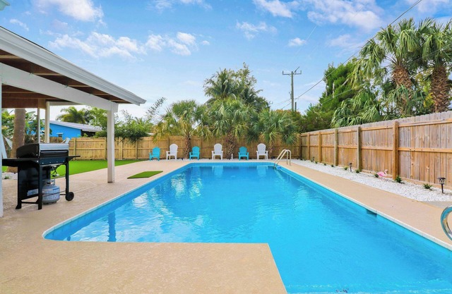 Downtown Beach Cottage - Heated Pool