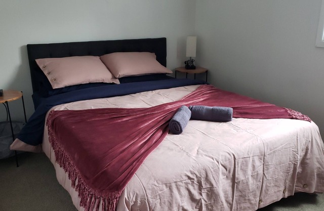 Downtown Charming Walkabout 2brm apt-PETS Welcome-sleeps 8