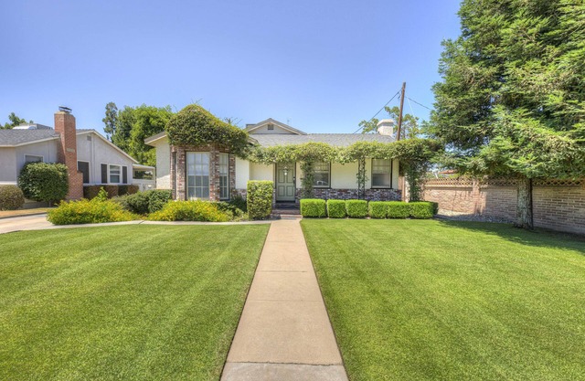 Downtown Estate. Home, Pool, Large Soak Tub, Guest House, RV parking