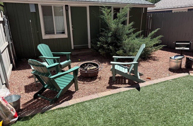 Downtown Green Gable Bungalow with AC, Fully Fenced Yard, W/D, 2 Smart TVs, WiFi
