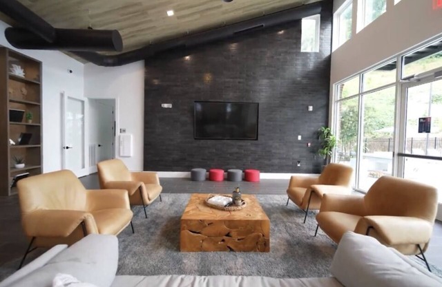 Downtown Knoxville With Luxury Amenities!