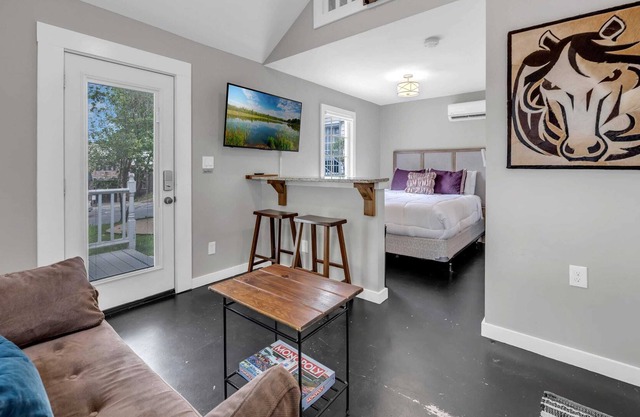 Downtown Luxury Marble Falls Boutique Property: Austin Suite