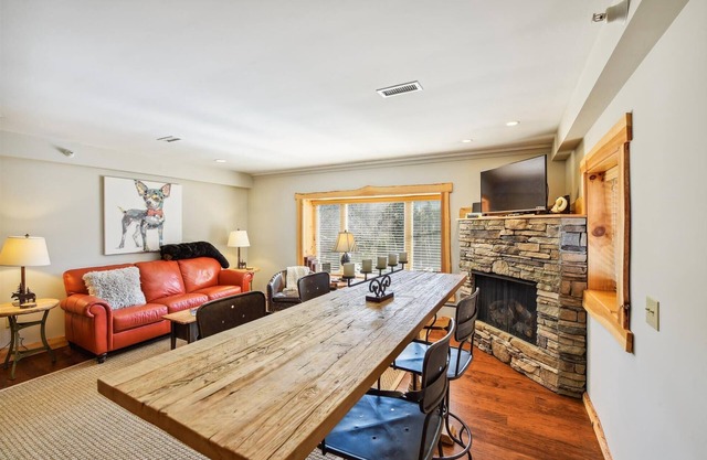 Downtown Main Street 2 BR Top Rated Vacation Getaway w/Outdoor Fireplace "BEAR"