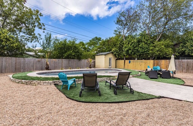 Downtown⛪Mini Golf⛳HEATED Pool🚣‍♀️Spa🍖BBQ👩‍👩‍👧‍👧4BR🌝9Beds🏓Pong