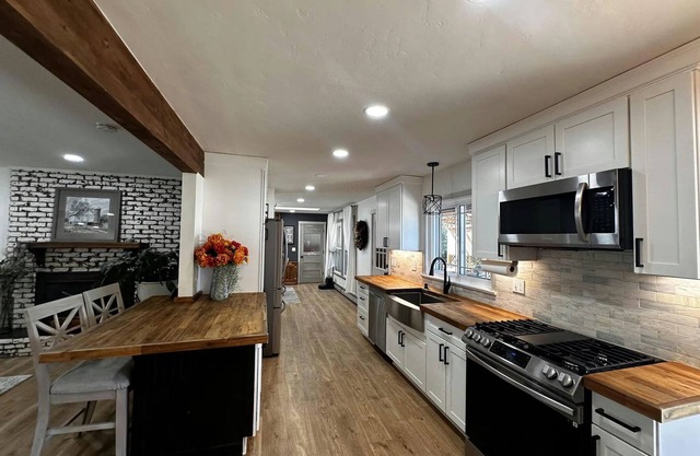 Downtown Montrose - Large Family Home