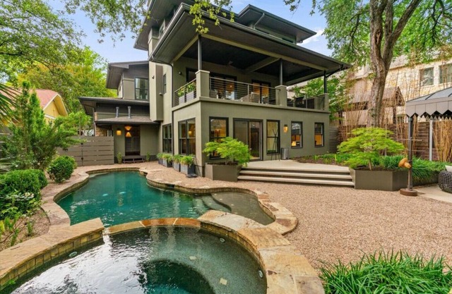 Downtown Oasis : Heated Pool : Spa : Game room Sunday Ticket