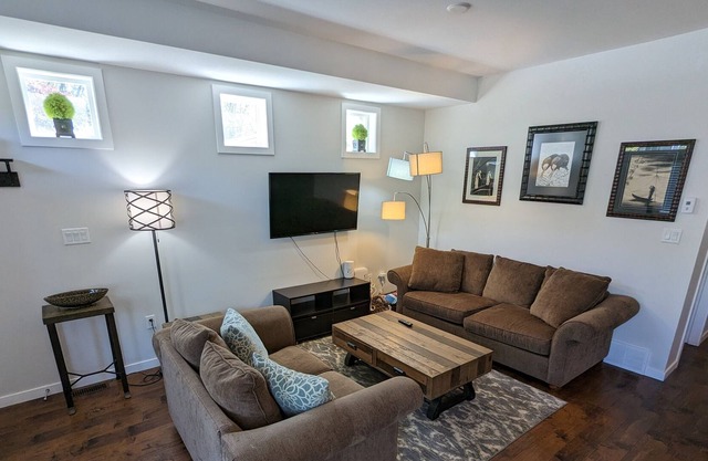 Downtown Penticton Modern Home - 2 minutes from Okanagan Lake!
