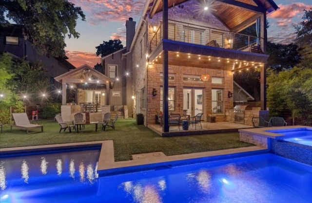 Downtown, private heated pool + Spa, views, gym, game room