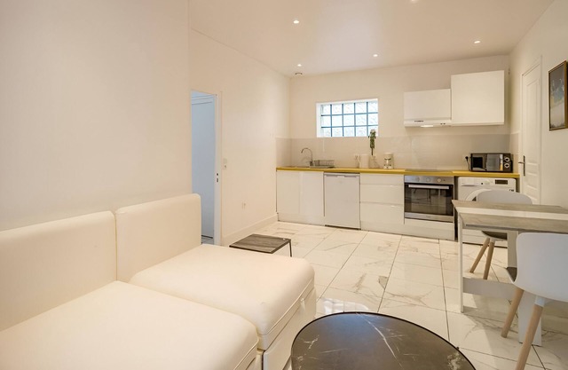 Downtown, quiet and fully equipped F1, wifi