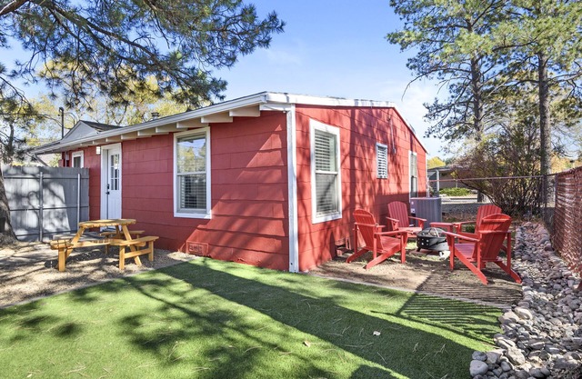Downtown Strawberry Bungalow w/AC, Fully Fenced Yard, W/D, 3 Samsung Smart TVs