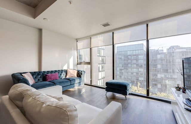Downtown Toronto luxury unit/Free parking