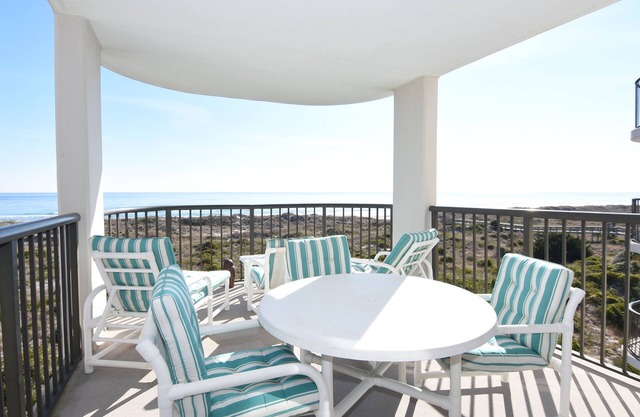 DR 2304 – Comfortable and relaxing oceanfront condo with easy beach access