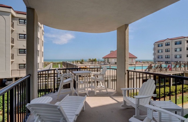DR 3104 – Extra-large oceanfront condo with easy beach access, pool & tennis