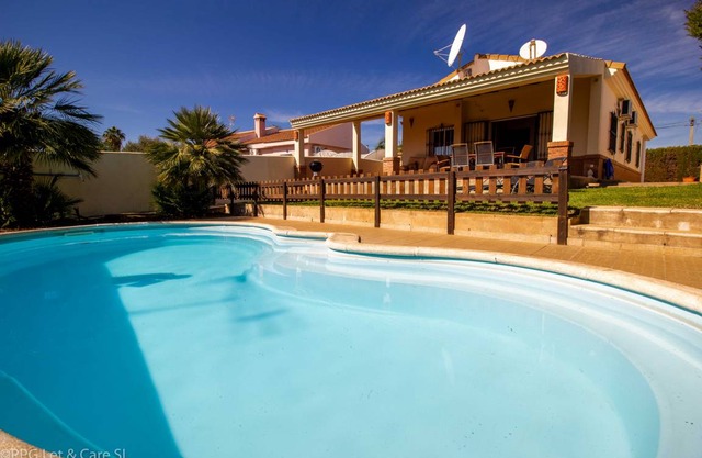 DRA001 Chalet con Piscina Privada y Jardín