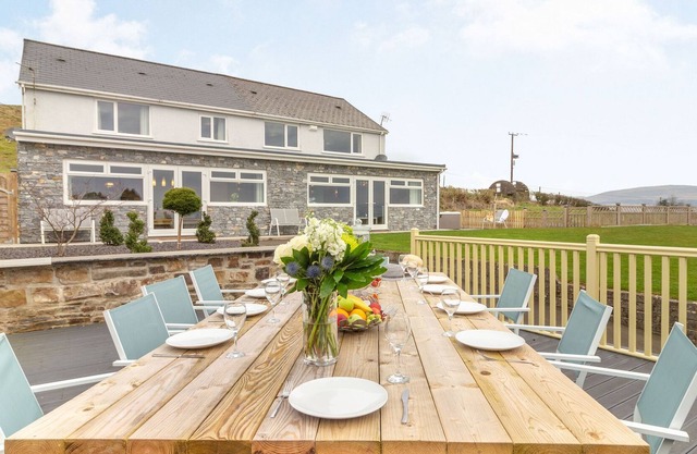 DRAGONSTONE, pet friendly, luxury holiday cottage in Cwmllynfell
