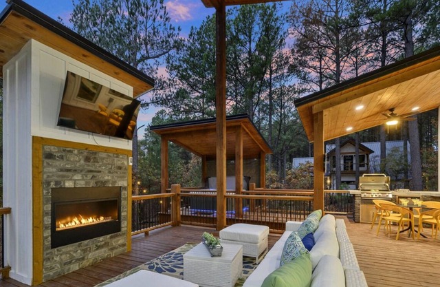 Dream Patio/ Hot Tub/ Modern - Moonlight Sonata