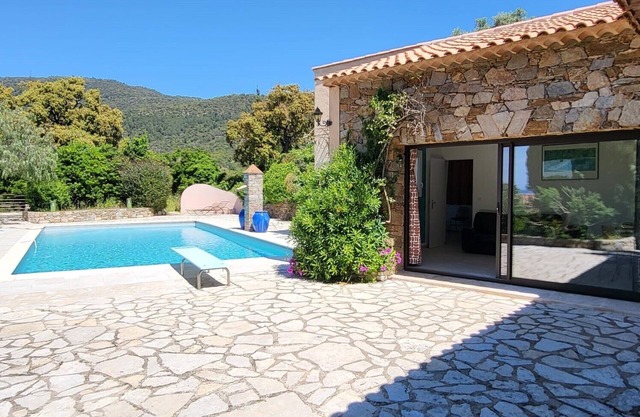 Dream Retreat with Huge Private Pool (2–4 Guests)