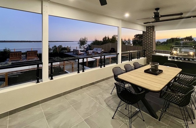 Dream Views, Large Waterfront Oasis in Kings Cove Estate Metung