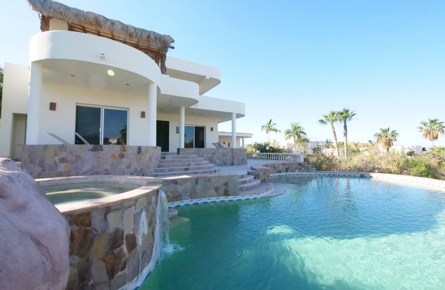 DREAM VILLA WITH CABO ARCH AND OCEAN VIEWS; PICKLEBALL MINI-GOLF POOL JACUZZI