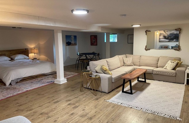 Dreamy Laurelhurst Neighborhood Basement Apartment Extremely Walkable