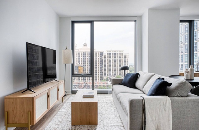 Dreamy South Loop Studio w/Pool, Gym, Roof Deck, near L, by Blueground (#CHI430)