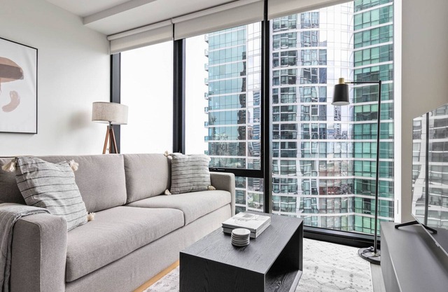 Dreamy South Loop Studio w/Pool, BBQ & Gym, nr Grant Park, by Blueground