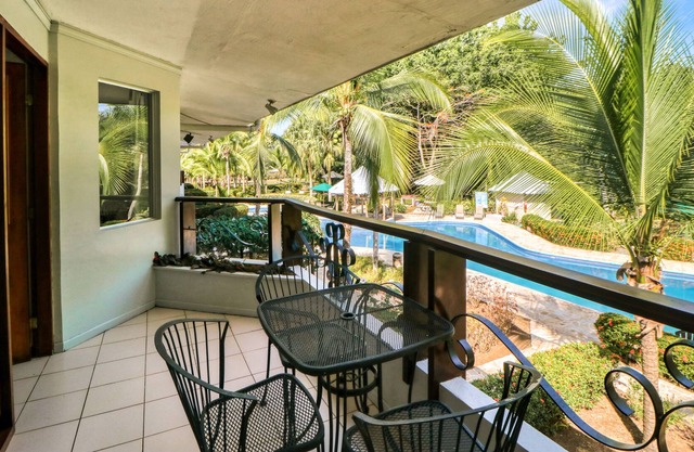 Dreamy tropical gem with pool, lush gardens, private patio, & WiFi