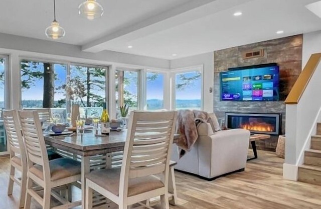 Driftwood Dreams: Beautiful Views! Cozy for Fall