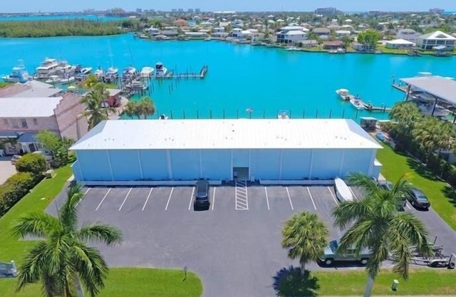 Driftwood Landing (1-Bedroom Condo) with Pool by RedAwning