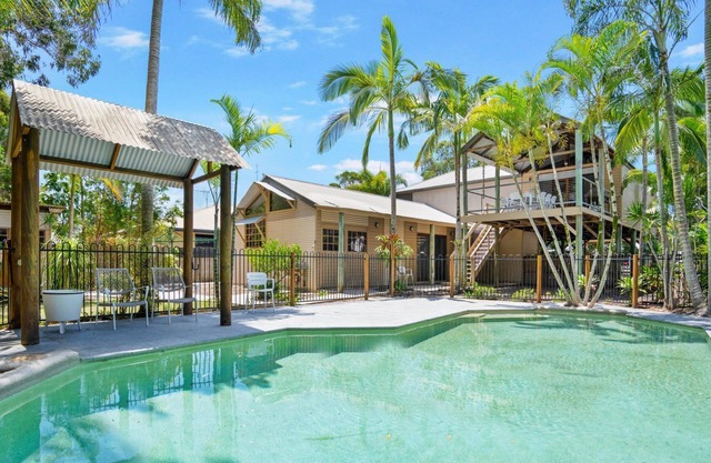 Driftwood - Rainbow Shores. Swimming pool, Wifi, beds made. Gorgeous home.