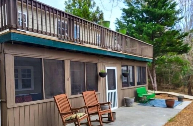 Driveway to Huge covered dock, Wifi, Firepit, Screened In porch