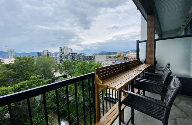 DT | 2 Private King BR | Walk to Beach | Park Freen