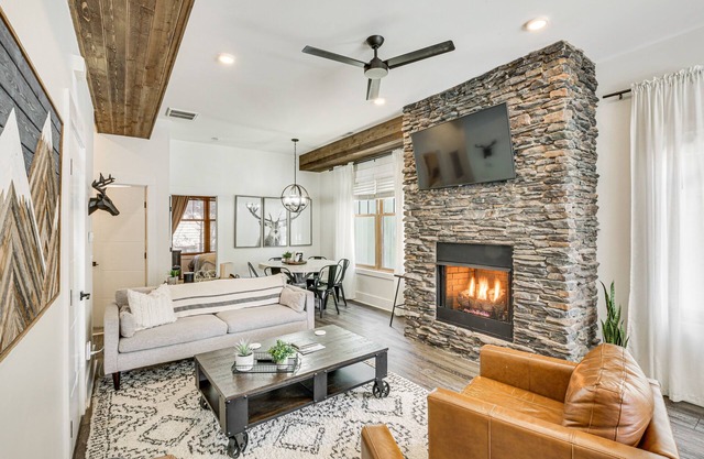 Dtwn Blowing Rock Condo w/Private Hot Tub!