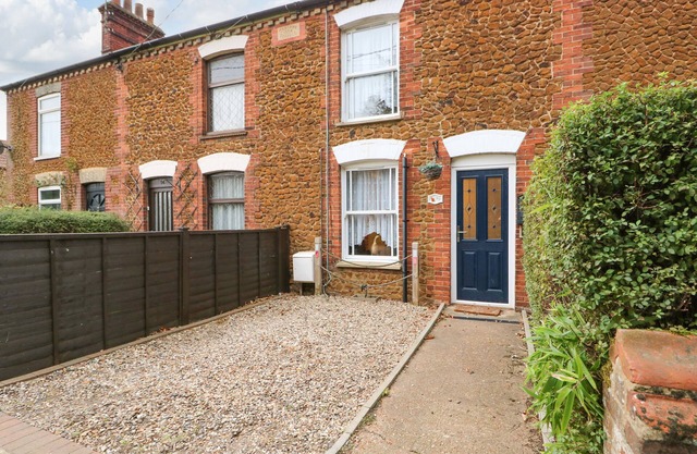 DUCK COTTAGE, family friendly, with a garden in Snettisham