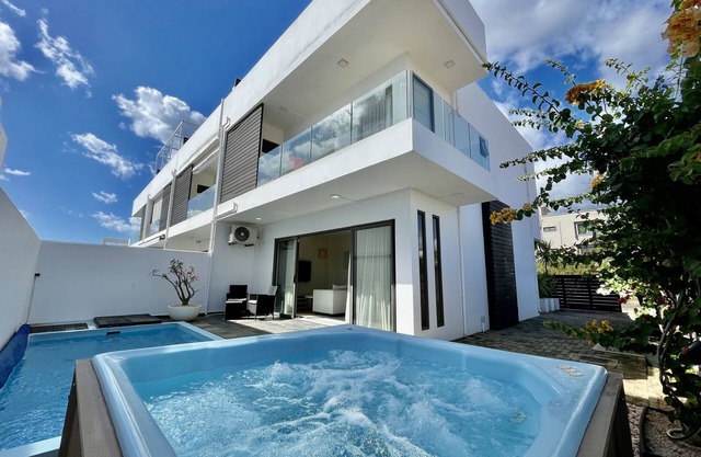 Duplex - pool, jacuzzi & views